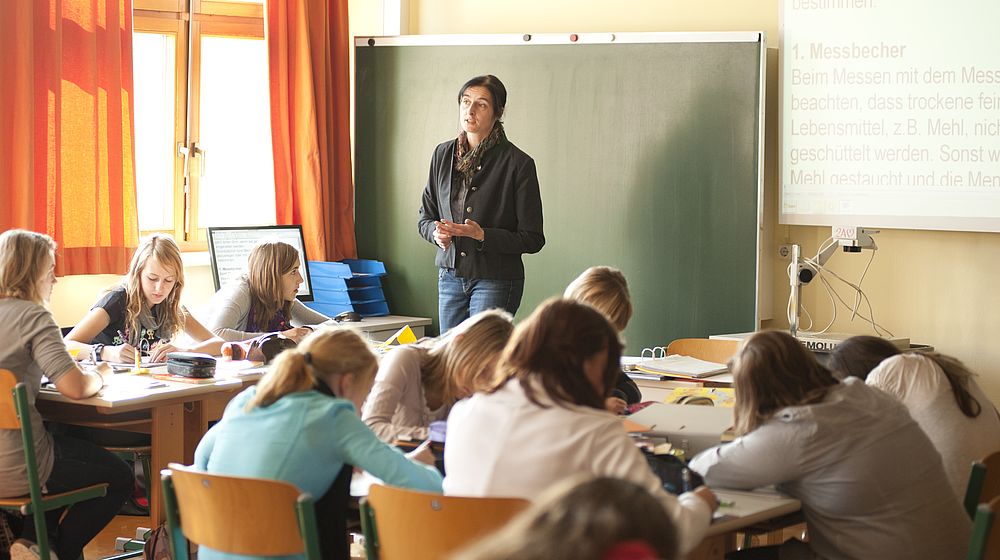 Lehrer unterrichtet Schülerinnen in der Klasse