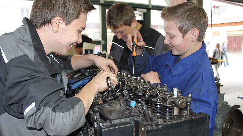 Schüler arbeiten an einem Motor