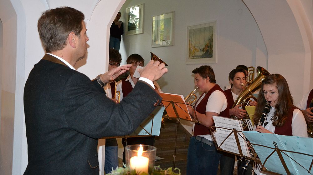 Blaskapelle mit Dirigenten in Schulaula