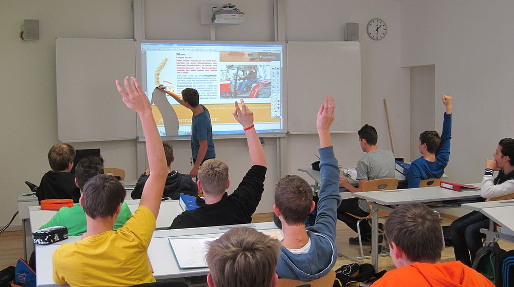 Schüler im Unterricht arbeiten am interaktiven Whiteboard