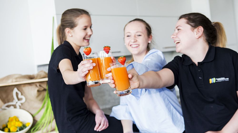 Schülerinnen beim Zubereiten von Getränken
