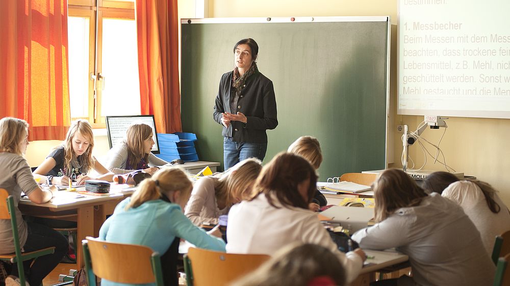 Lehrer unterrichtet Schülerinnen in der Klasse