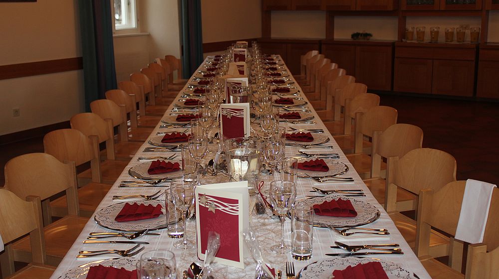 Speisesaal mit gedeckter Tafel