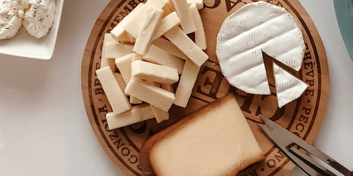 Geschnittener Käse auf einem Brett