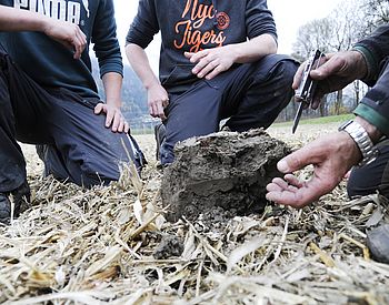 Schüler bei Ackerarbeit