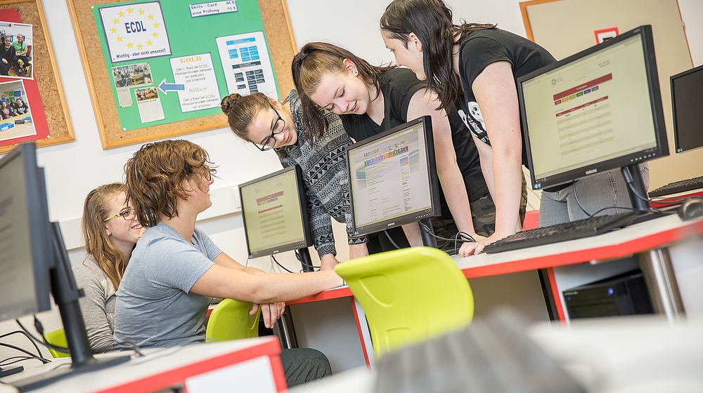 Schülerinnen und Schüler arbeiten gemeinsam am Computer