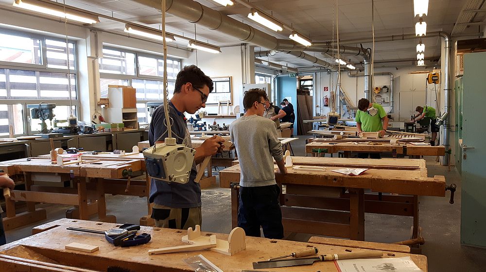 Schüler bei der Holzverarbeitung