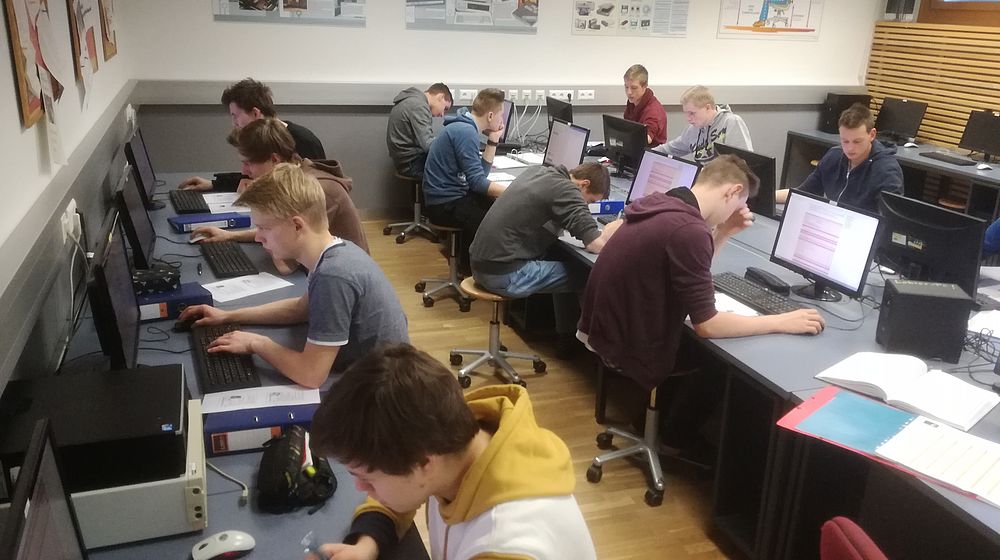 Schüler und Schülerinnen im Computerraum