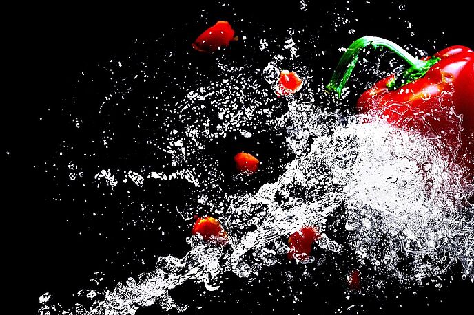Paprika wird mit Wasser bespritzt