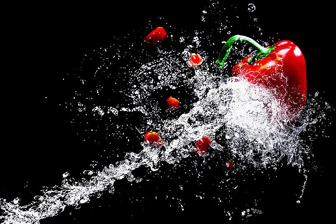 Paprika wird mit Wasser bespritzt