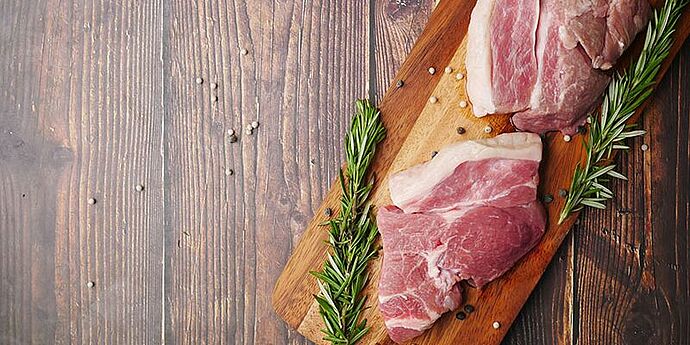 ©towfiqu-barbhuiya-unsplash raw-meat-on-brown-wooden-chopping-board