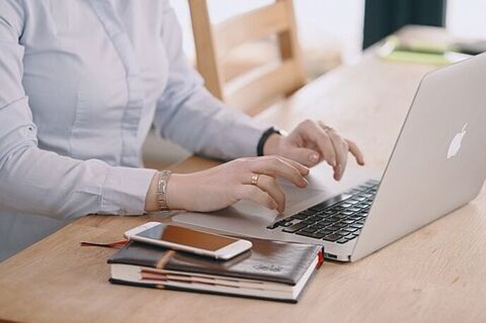 Frau arbeitet am Laptop