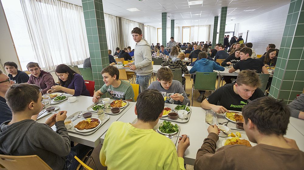 Schülerinnen und Schüler beim Mittagessen im Speisesaal