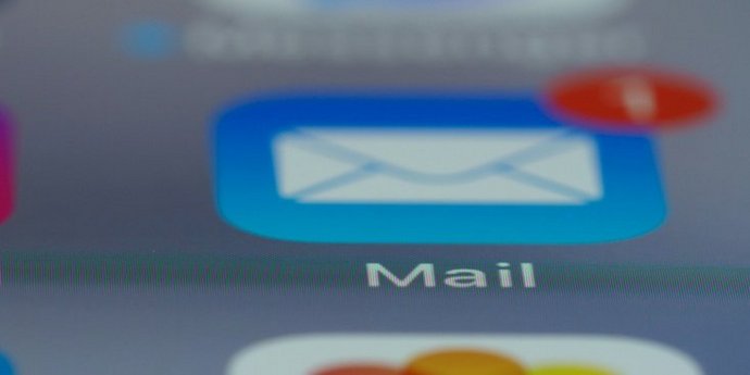 Nahaufnahme eines Smartphone-Bildschirms mit einer E-Mail-App, auf der eine neue Benachrichtigung angezeigt wird.