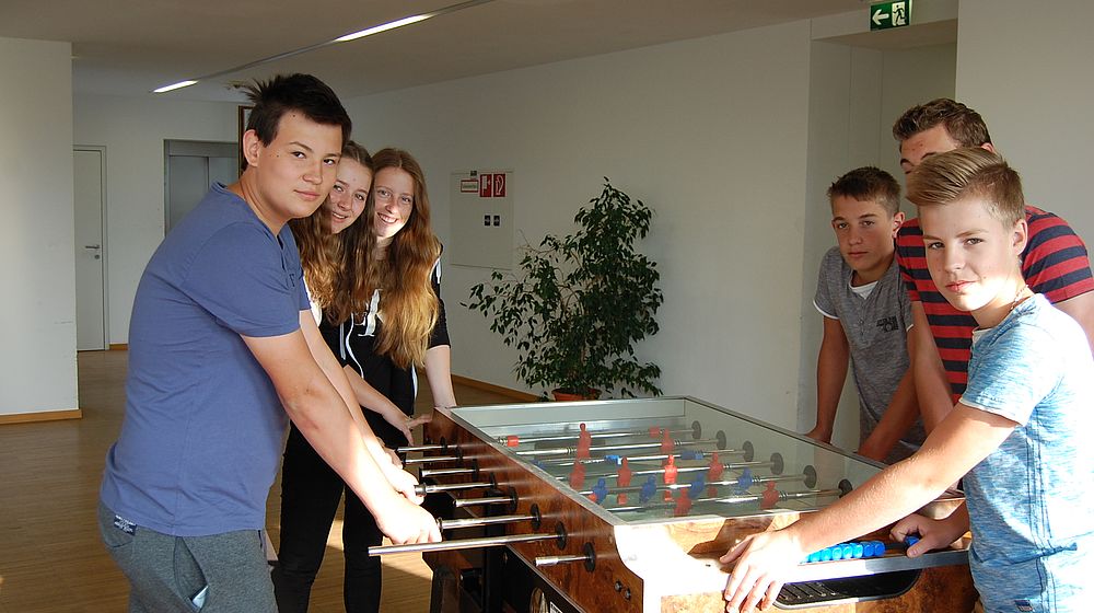 Schüler und Schülerinnen spielen Tischtennis im Internat