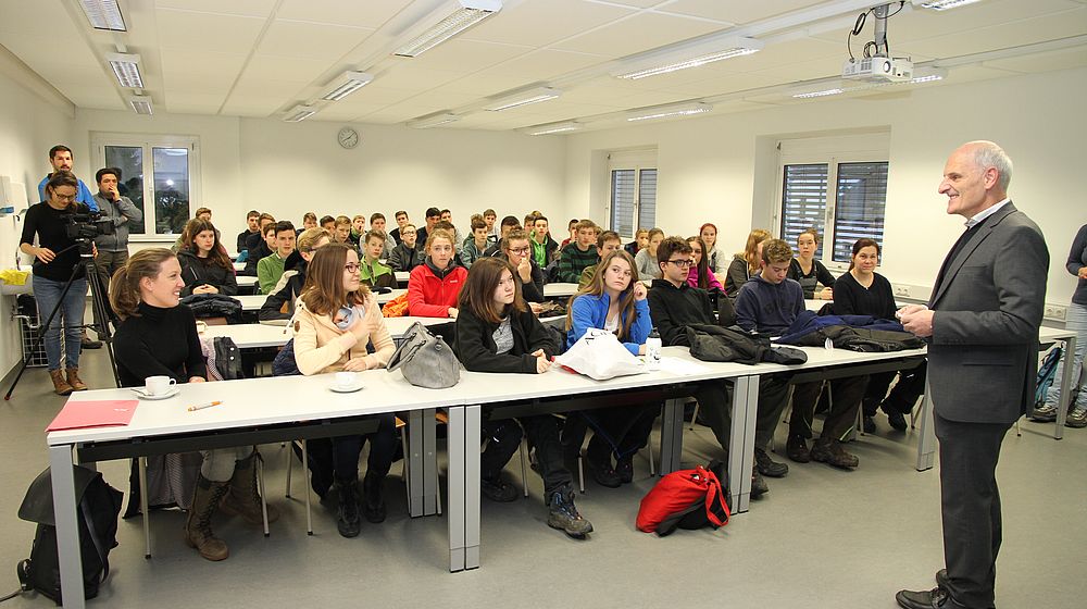 Schülerinnen und Schüler im Klassenzimmer beim Unterricht