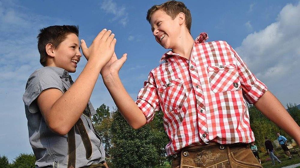 Zwei Schüler klatschen sich in die Hände