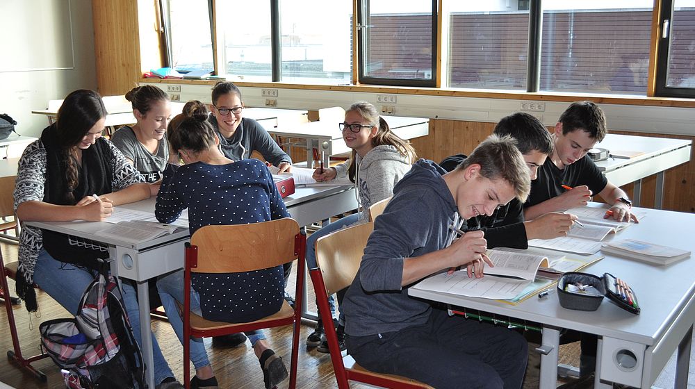 Schülerinnen und Schüler arbeiten in der Klasse