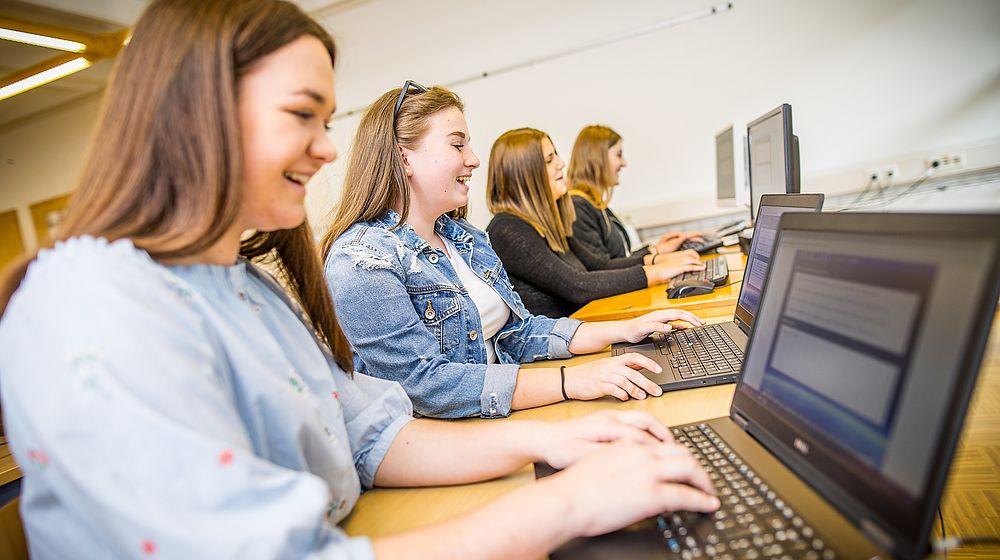 Schülerinnen arbeiten am Computer