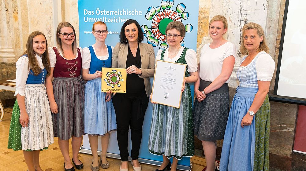 Ministerin Köstinger verleiht der Schule das Umweltzeichen