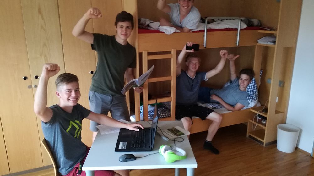 Schüler verbringen ihre Freizeit im Internatszimmer