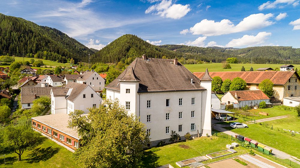 Schulgebäude von oben