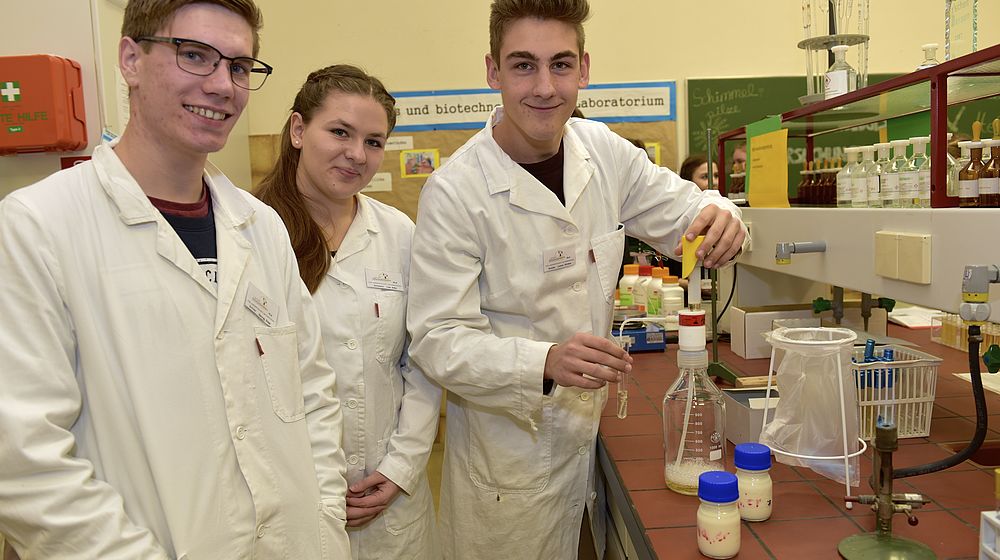 Schülerinnen und Schüler beim Durchführen von Experimenten im Chemie-Labor