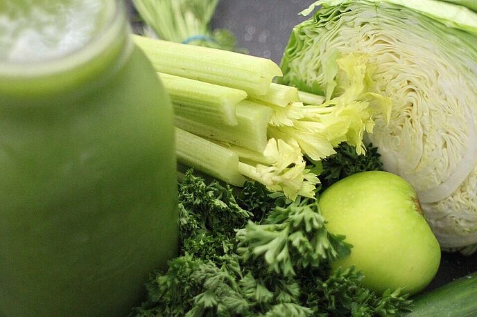 Grüner Saft aus Gemüse