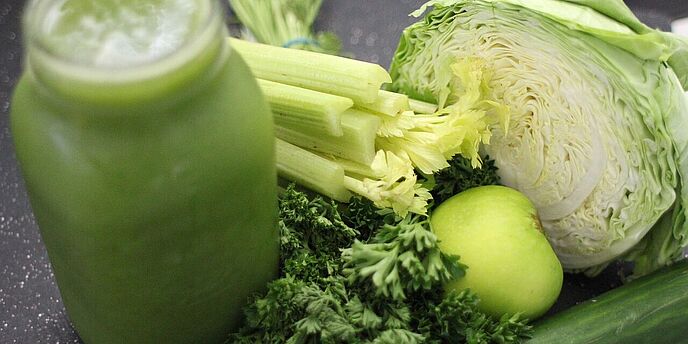 Grüner Saft aus Gemüse