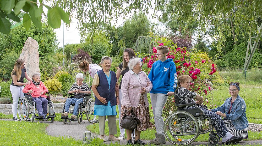 Schülerinnen bei Green Care Aktivitäten mit Klientinnen