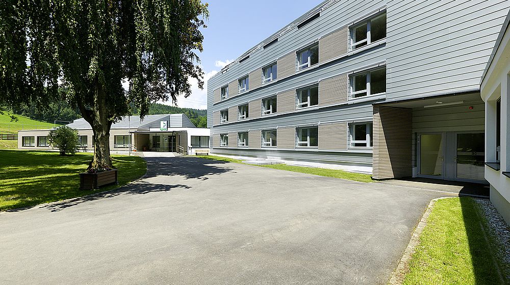 Zufahrt zur Schule und Schulgebäude