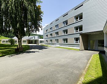 Zufahrt zur Schule und Schulgebäude