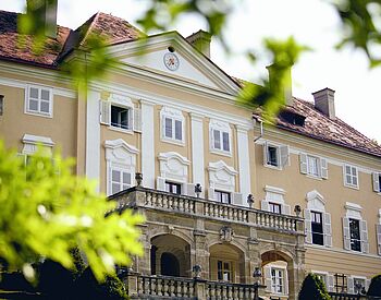 historisches Schulgebäude von außen
