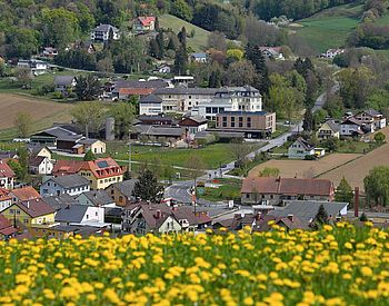 Schulgebäude aus der Ferne