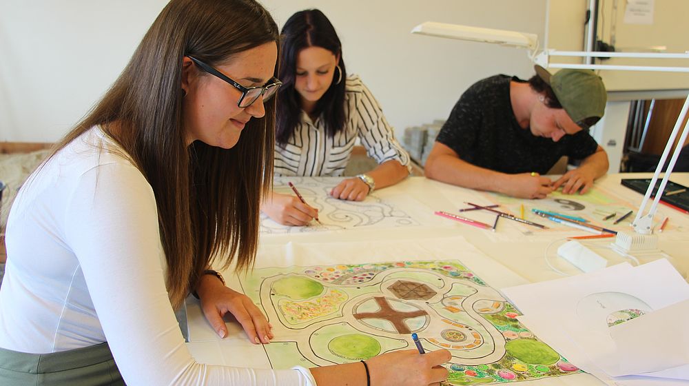 Schüler und Schülerinnen zeichnen einen Gartenbauplan
