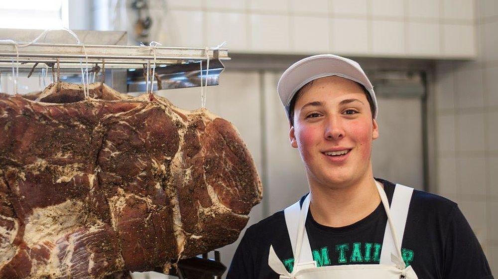 Schüler bei der Fleischverarbeitung