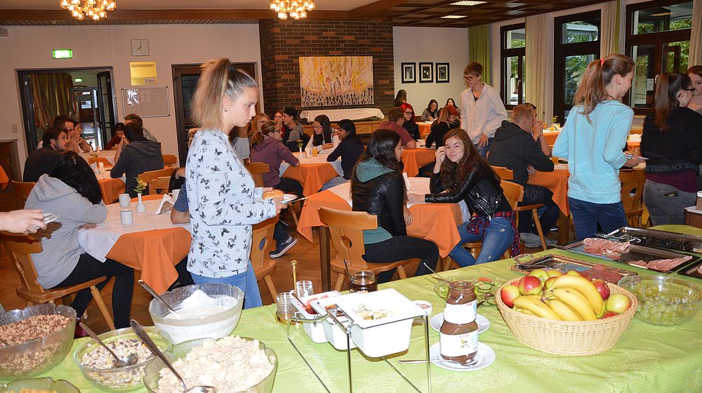 Schülerinnen und Schüler im Speisesaal