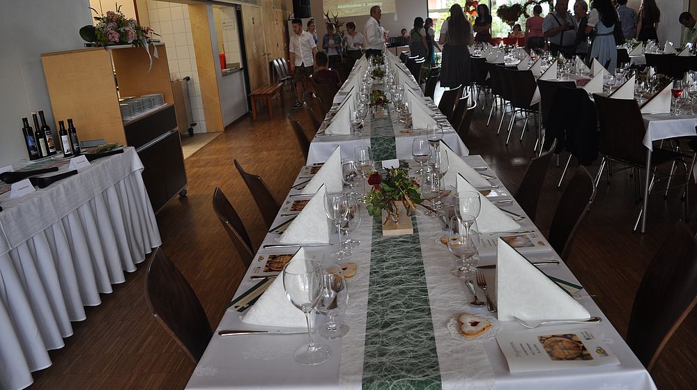 Speisesaal mit gedeckter Tafel