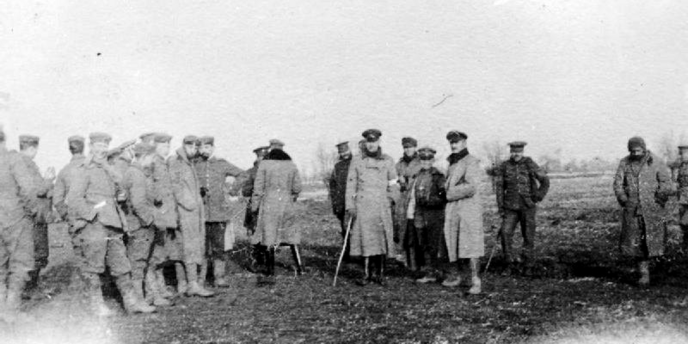 Weihnachtlicher Waffenstillstand 1914 Soldaten stehen in einer Reihe