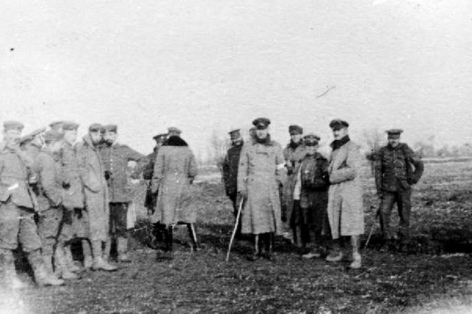 Weihnachtlicher Waffenstillstand 1914 Soldaten stehen in einer Reihe