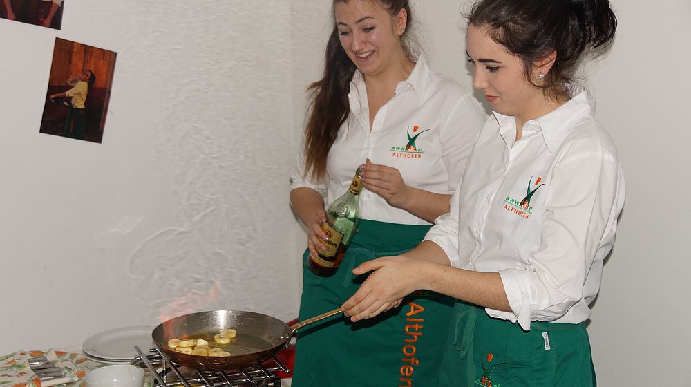 Schülerinnen im Kochunterricht