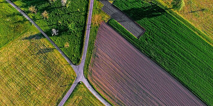 Luftaufnahme von Straßen und Feldern