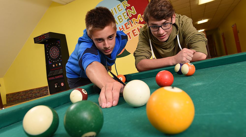 Schüler spielen Billiard