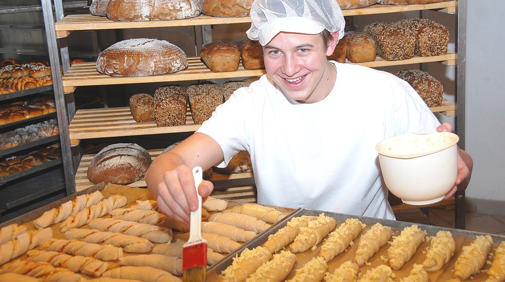 Schüler beim Backen von Brot und Gebäck