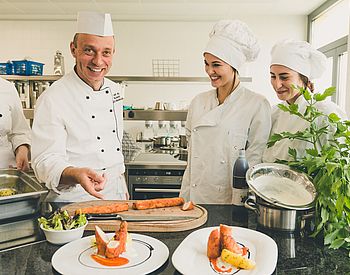 Schülerinnen und Lehrer bei der Küchenpraxis