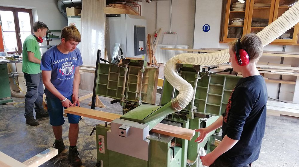 Schüler bei der Holzverarbeitung in der Werkstatt
