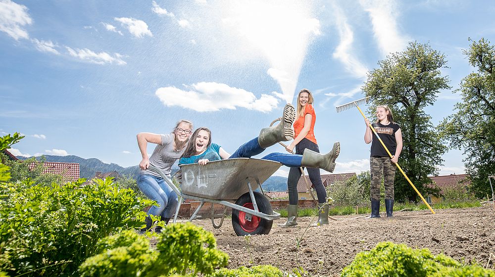 Schüler und Schülerinnen bei der Gartenarbeit