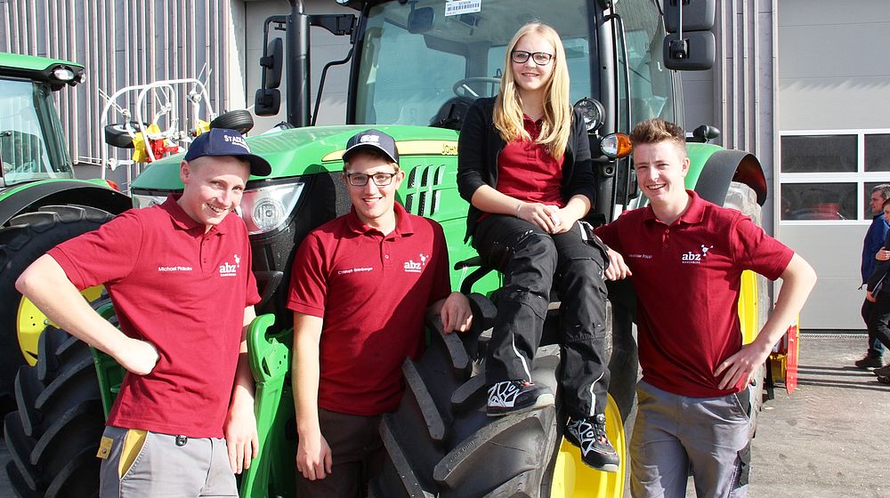 Schülerinnen und Schüler stehen vor einem Traktor