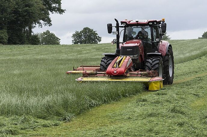 Traktor mäht Wiese