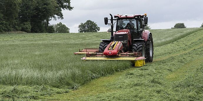 Traktor mäht Wiese